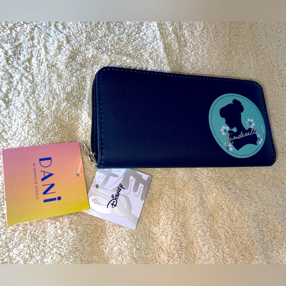 CINDERELLA ZIP WALLET BY DANI BY “DANIELLE NICOLE” BRAND WITH DISNEY…BRAND NEW! - Picture 5 of 6